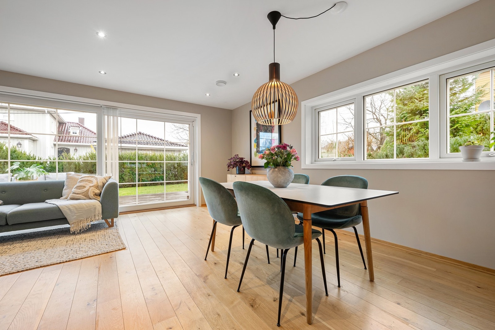 Innholdsrikt enderekkehus over fire plan med lyse oppholdsrom og familievennlig planløsning. Galleribilde