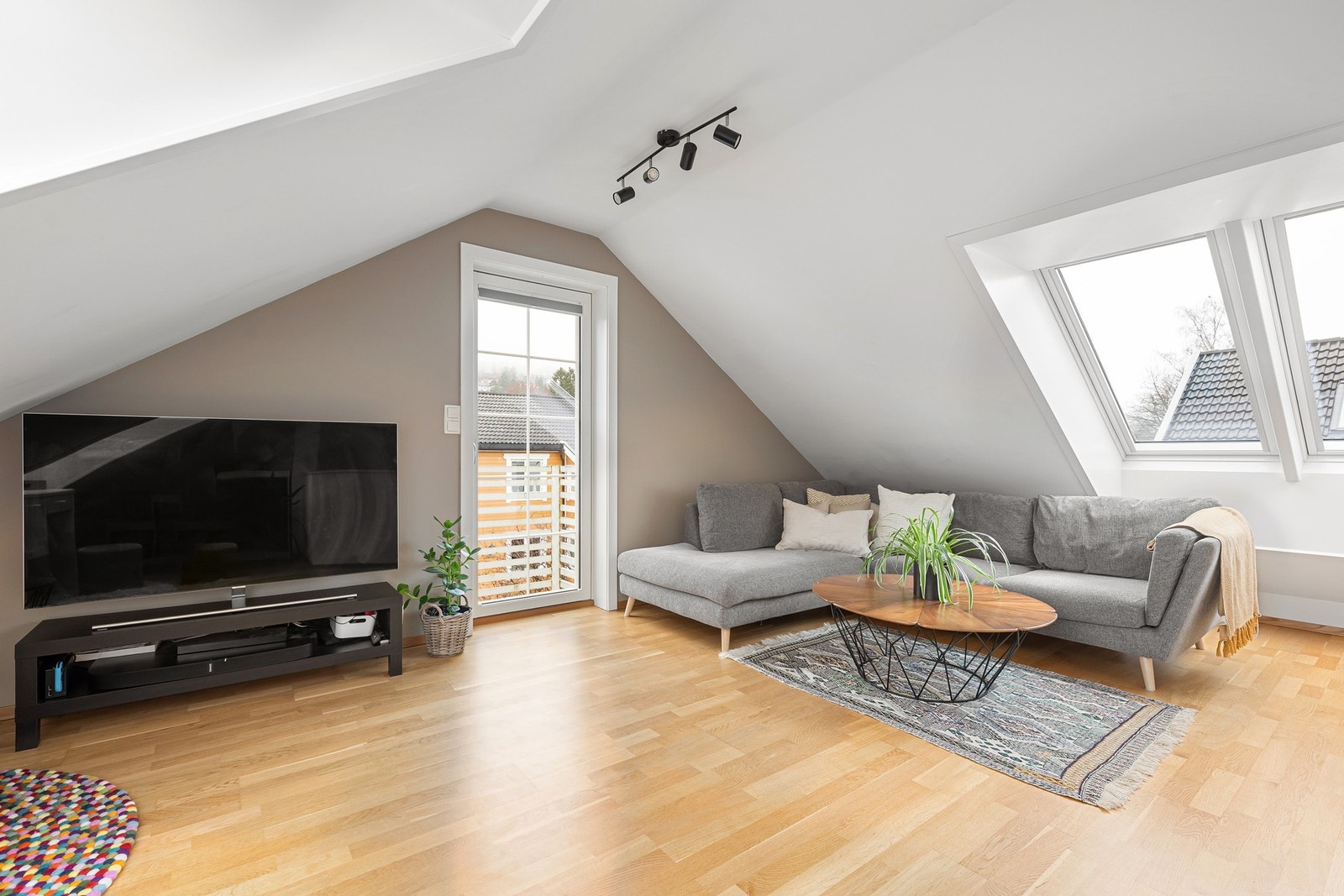 Loftsstuen er godkjent for varig opphold og har egen rømningsvei via dør til rømingsstige. Galleribilde