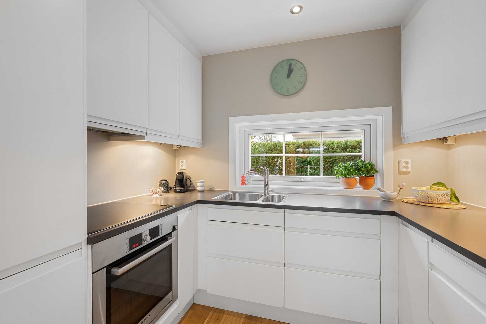 Lyst og innbydende kjøkken med tidløs Sigdal-innredning og integrerte hvitevarer. Galleribilde