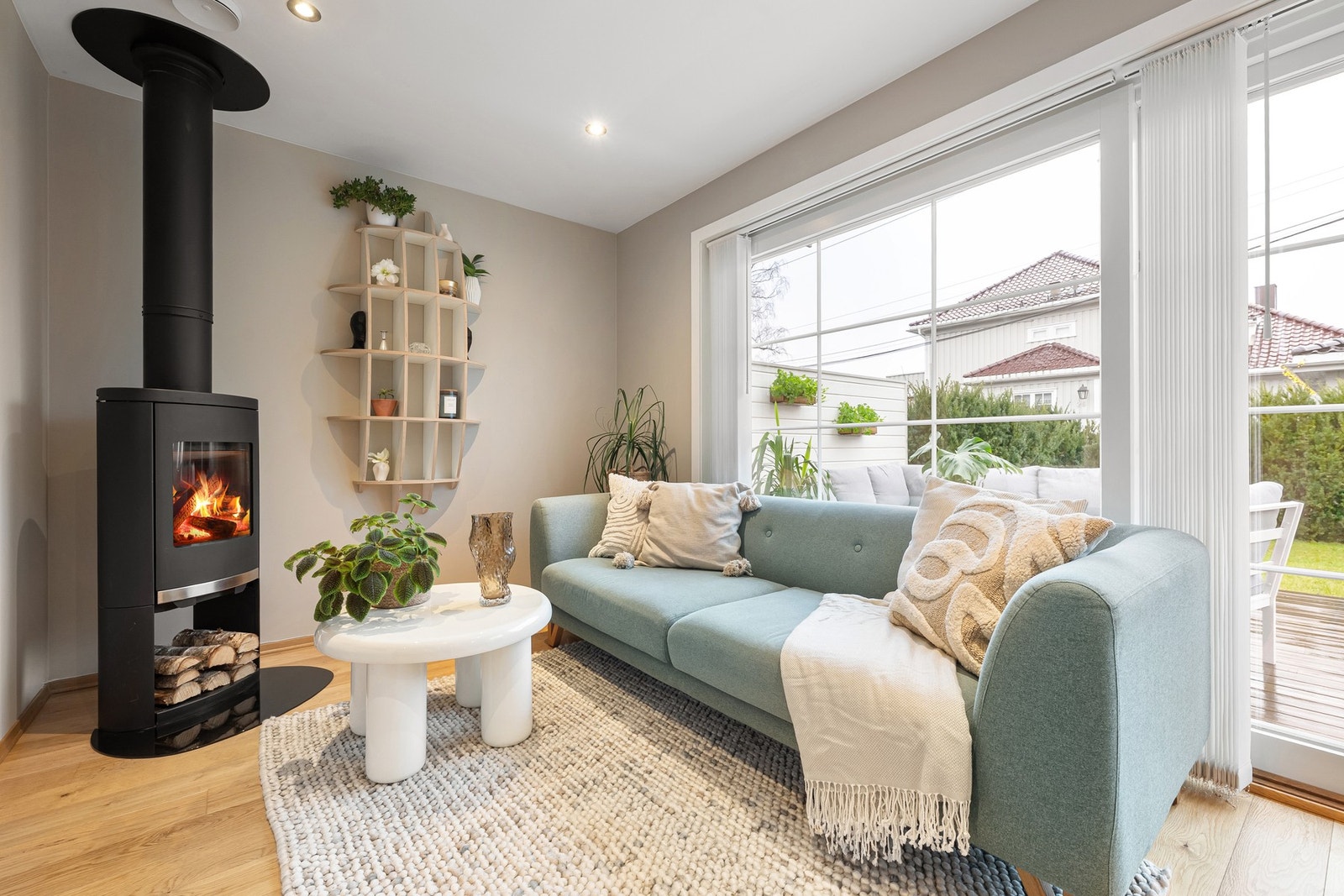 Peisovnen i hjørnet gir lun varme og skaper en hyggelig stemning på kjølige dager. Galleribilde