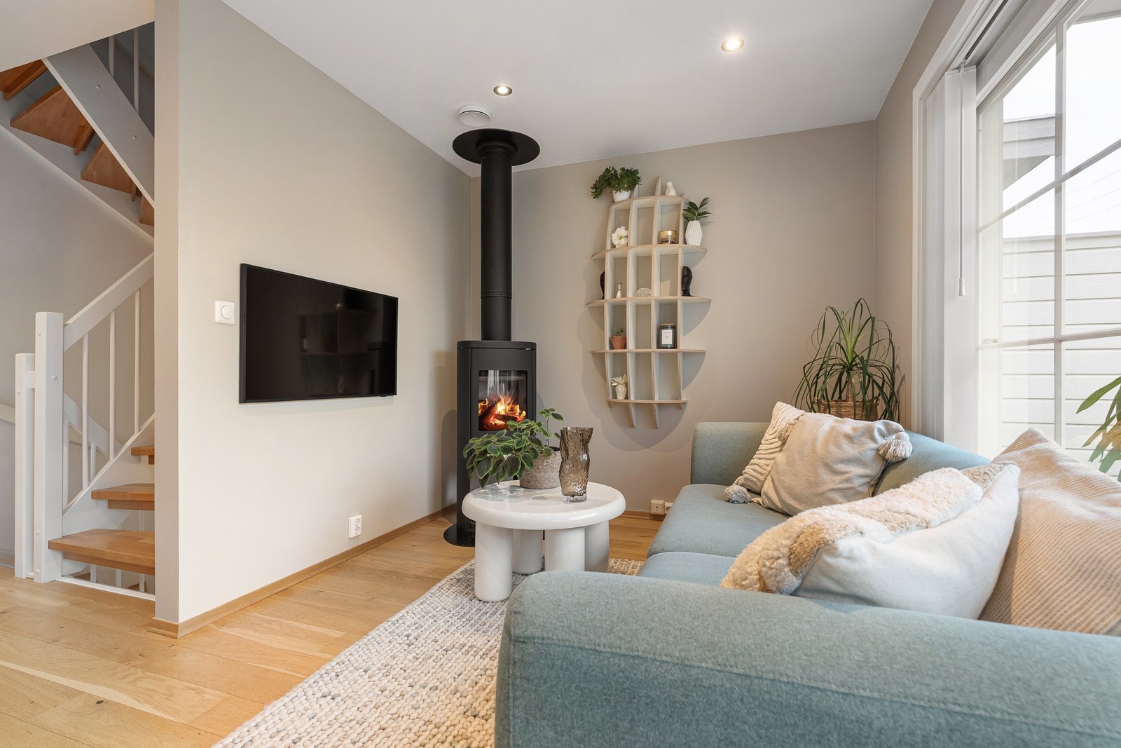 Lun og hyggelig stue med peisovn som gir både varme og god atmosfære. Galleribilde