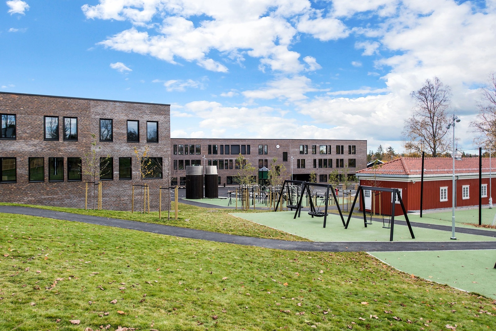 Eiendommen sogner til Holmen skole. Skolen stod ferdig til skolestart 2018 og har siden opparbeidet seg et godt rykte. Galleribilde
