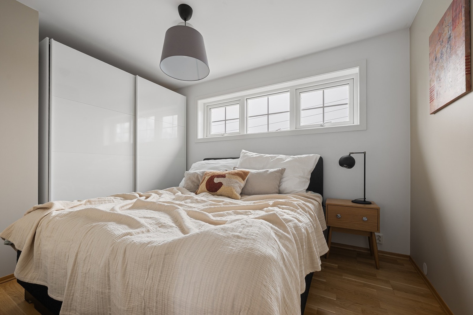 Hovedsoverom med plass til dobbeltseng og praktisk skyvedørsgarderobe. Galleribilde