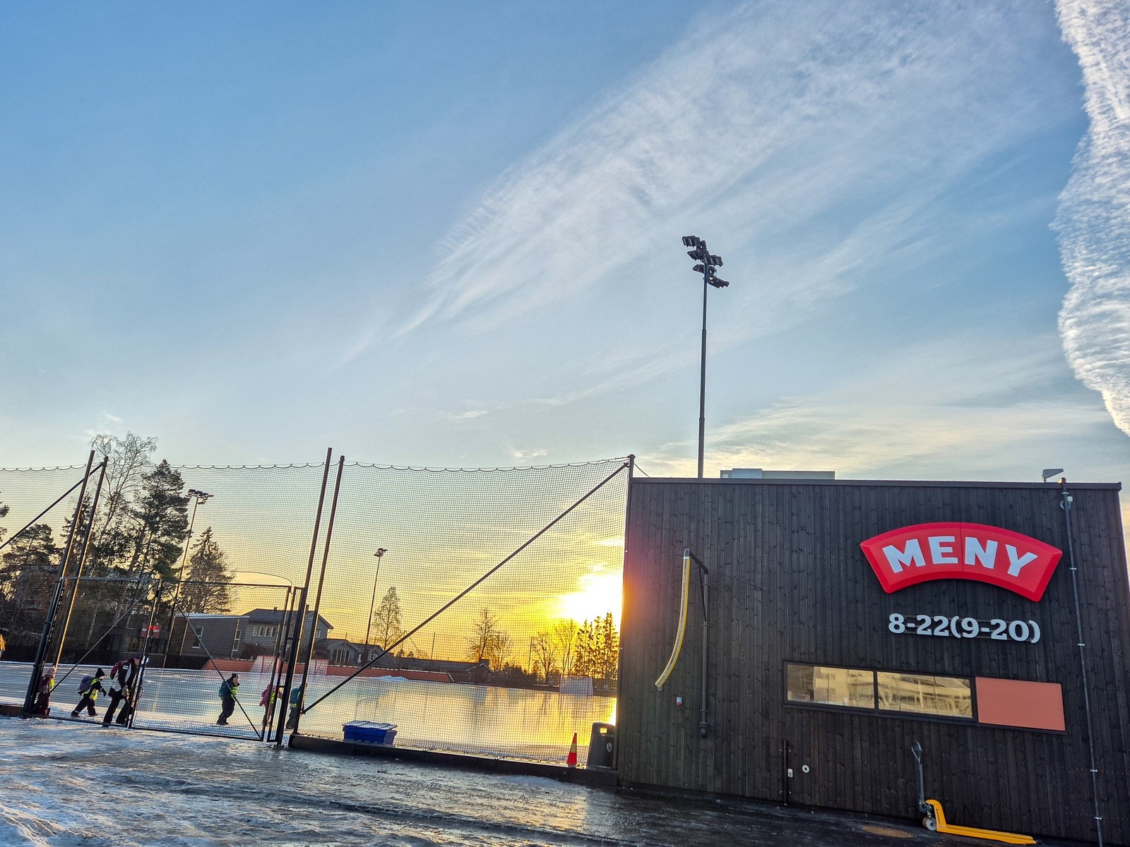 Her finner man også en innholdsrik Meny-butikk, apotek og kafé (Kanelsnurren). Galleribilde