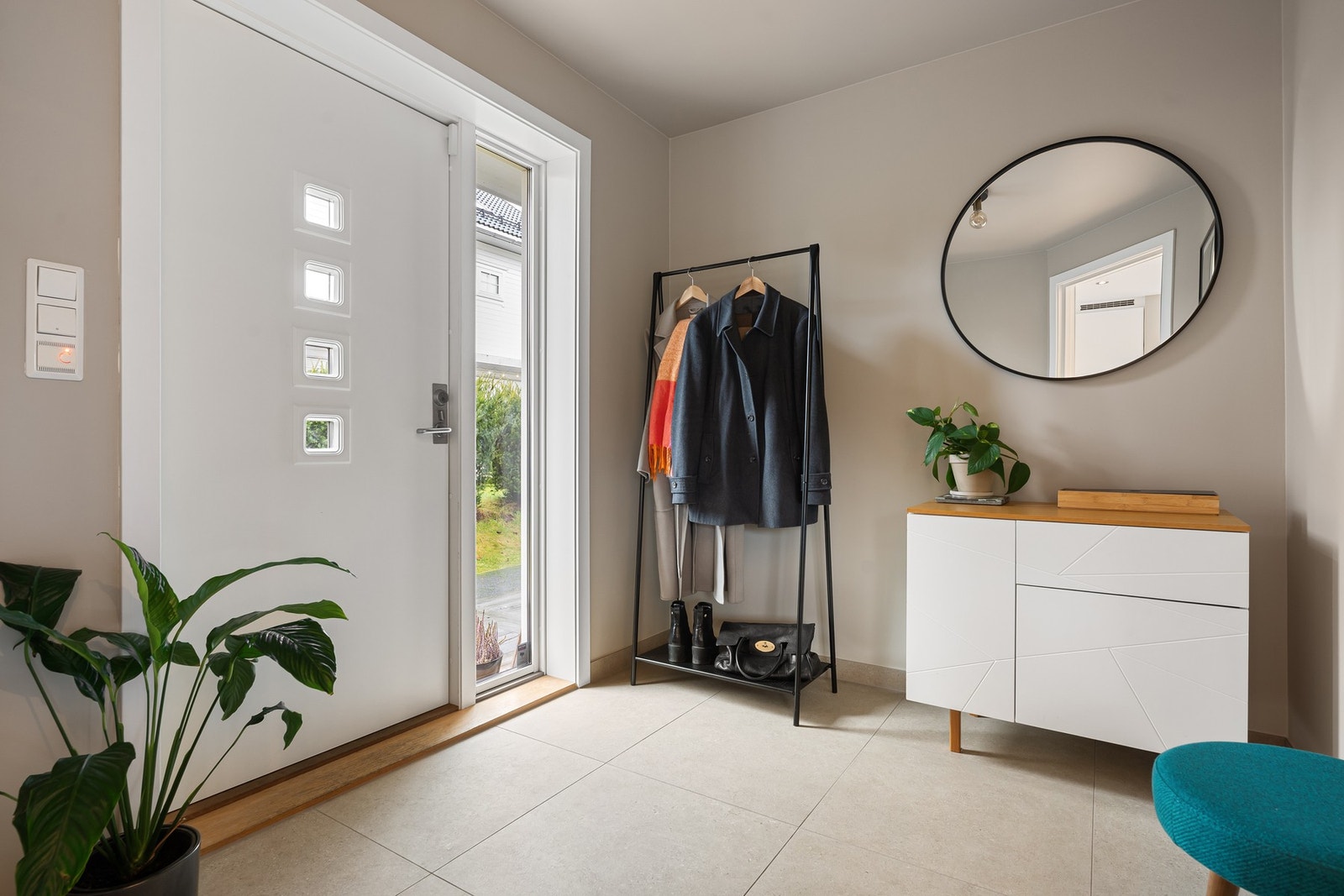 Flislagt entré med varmekabler og nye fliser lagt i 2025. Galleribilde