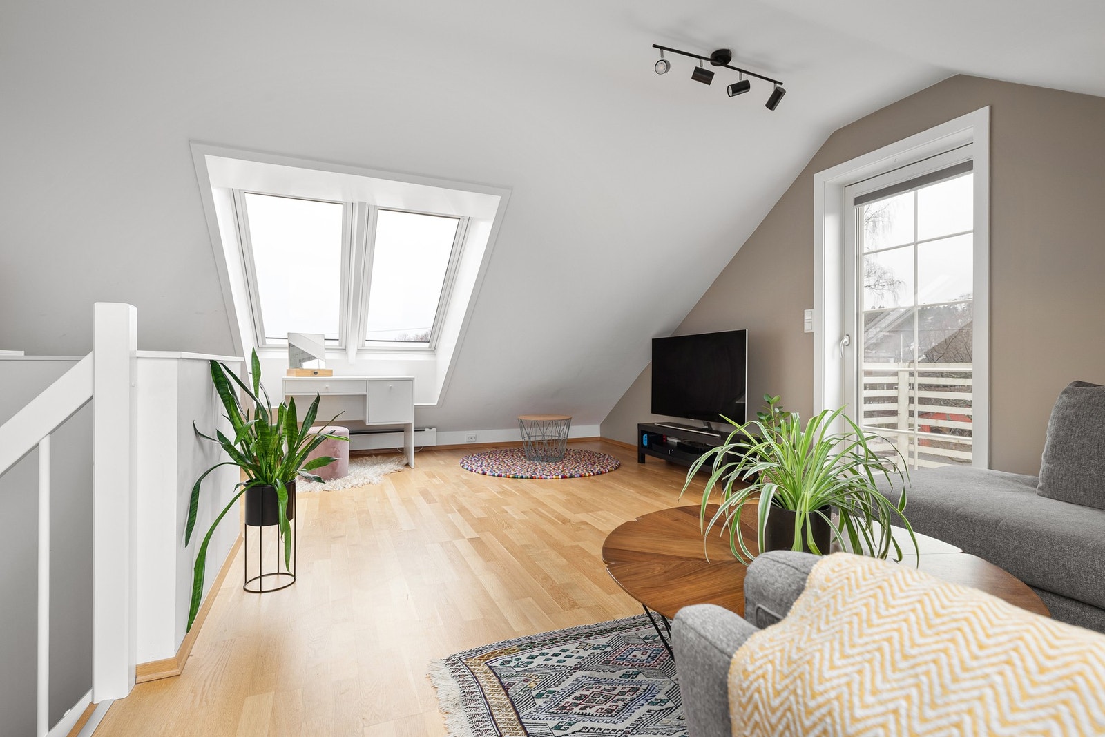 Loftsstuen får godt med naturlig lys fra overlysvinduer i skråtaket og oppleves som lys og trivelig. Galleribilde