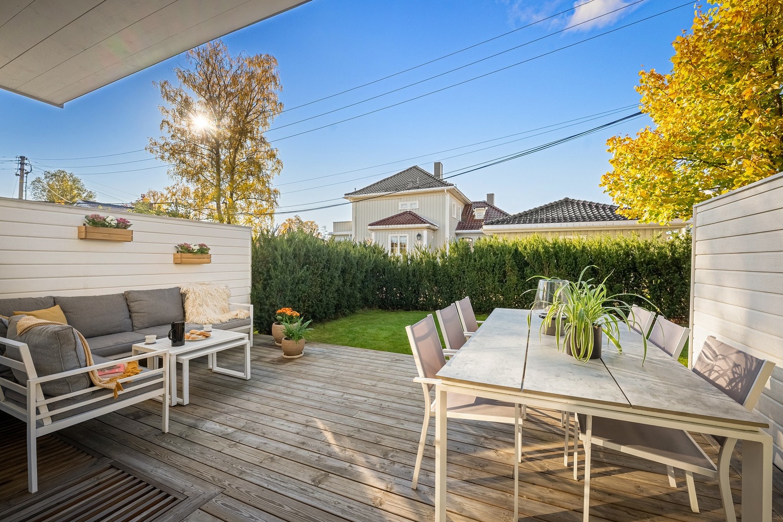 Markterrassen gir en naturlig forlengelse av stuen og fin overgang til uteområdet. Galleribilde
