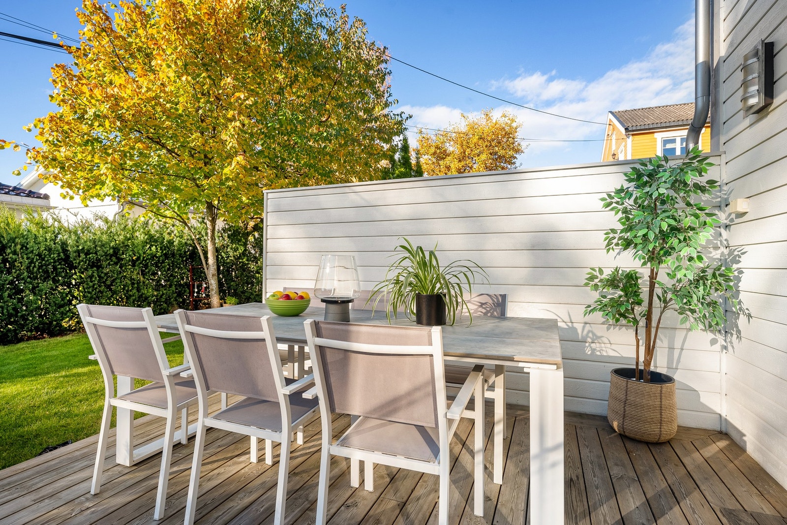 Tilknyttet markterrassen ligger en hyggelig gressplen med gode bruksmuligheter. Galleribilde