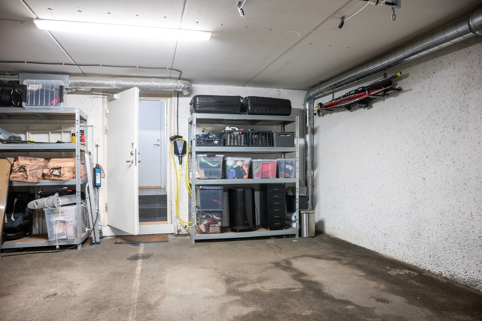 Direkte adkomst til felles, underjordisk garasje med parkeringsplass og elbillader fra Easee. Galleribilde