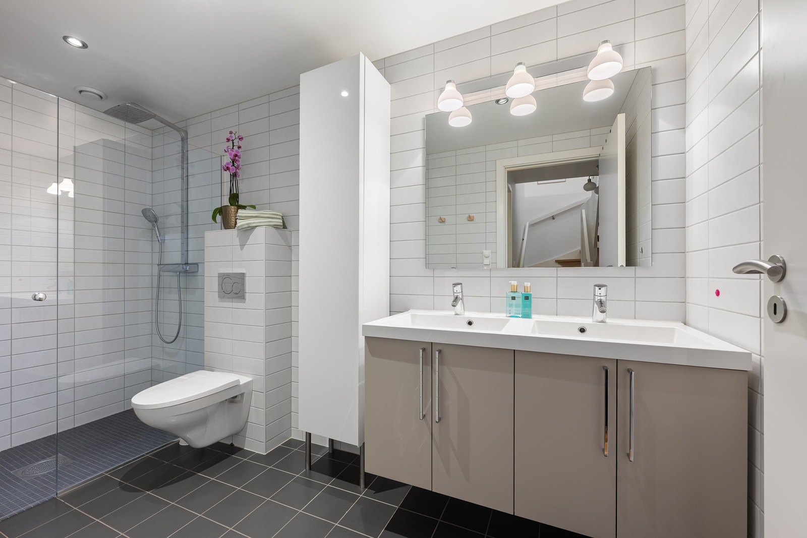 Badet i 2. etasje er fra byggeår og har flislagt gulv med gulvvarme, flislagte vegger og nedsenket himling med downlights. Galleribilde