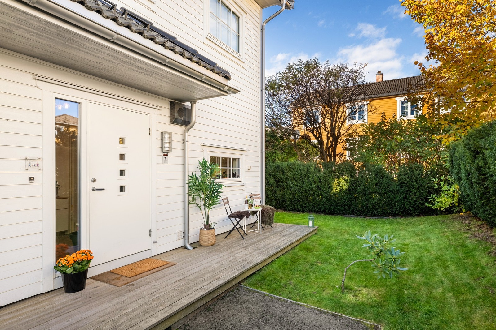 Velkommen hjem! Familievennlig og attraktivt område med kort gangavstand til skoler, barnehager, butikker og fine turområder. Galleribilde