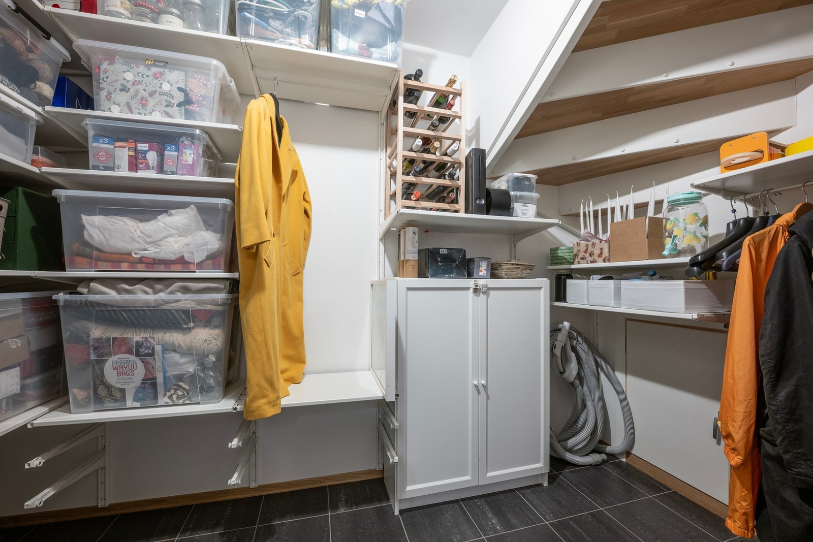 Romslig bod i kjeller med smart innredning og rikelig med oppbevaringsplass. Galleribilde