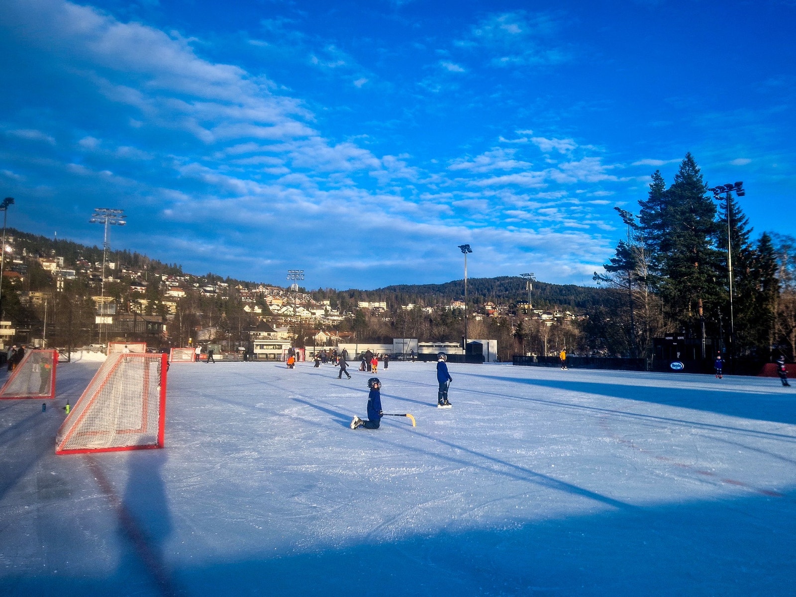 Eckbobanen med bl.a. skøytebane om vinteren, ligger kort gangavstand unna boligen. Galleribilde