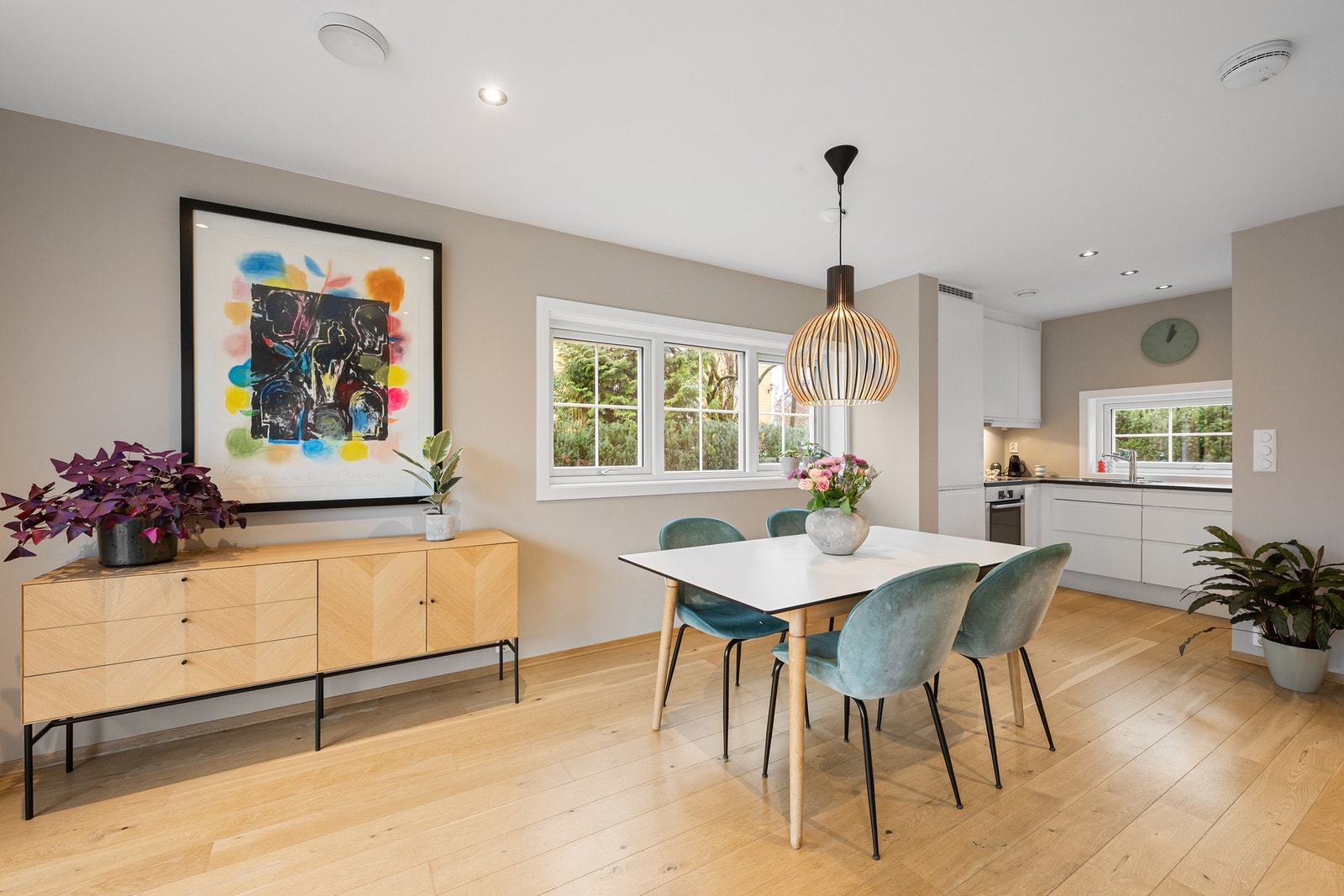 Som enderekkehus har boligen ekstra vindusflater i gavlvegg som gir godt lysinnslipp og en luftig romfølelse. Galleribilde