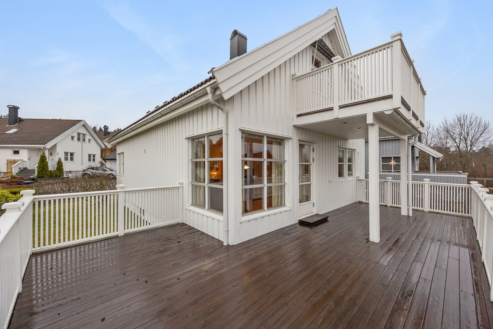 Fra stuen har du utgang til stor, solrik terrasse. Galleribilde