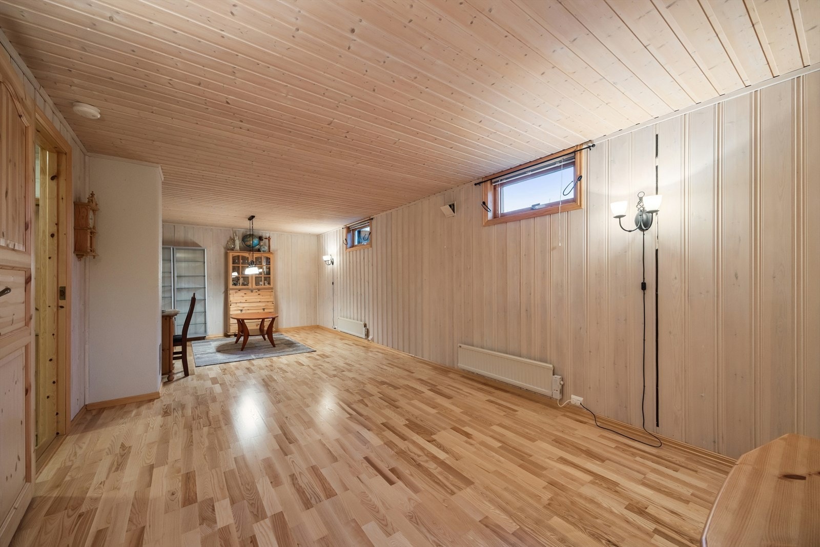 I kjelleren har du en stor kjellerstue (ikke godkjent for varig opphold) og to praktiske boder samt et praktisk vaskerom. Galleribilde