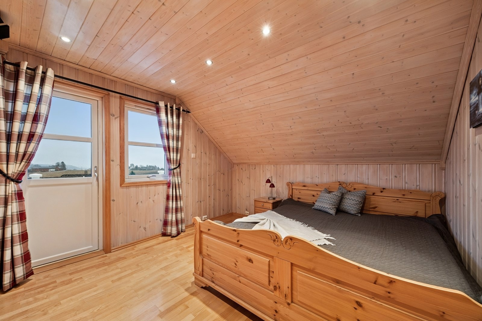 Stort soverom i 2. etasje med downlights i himling. Galleribilde