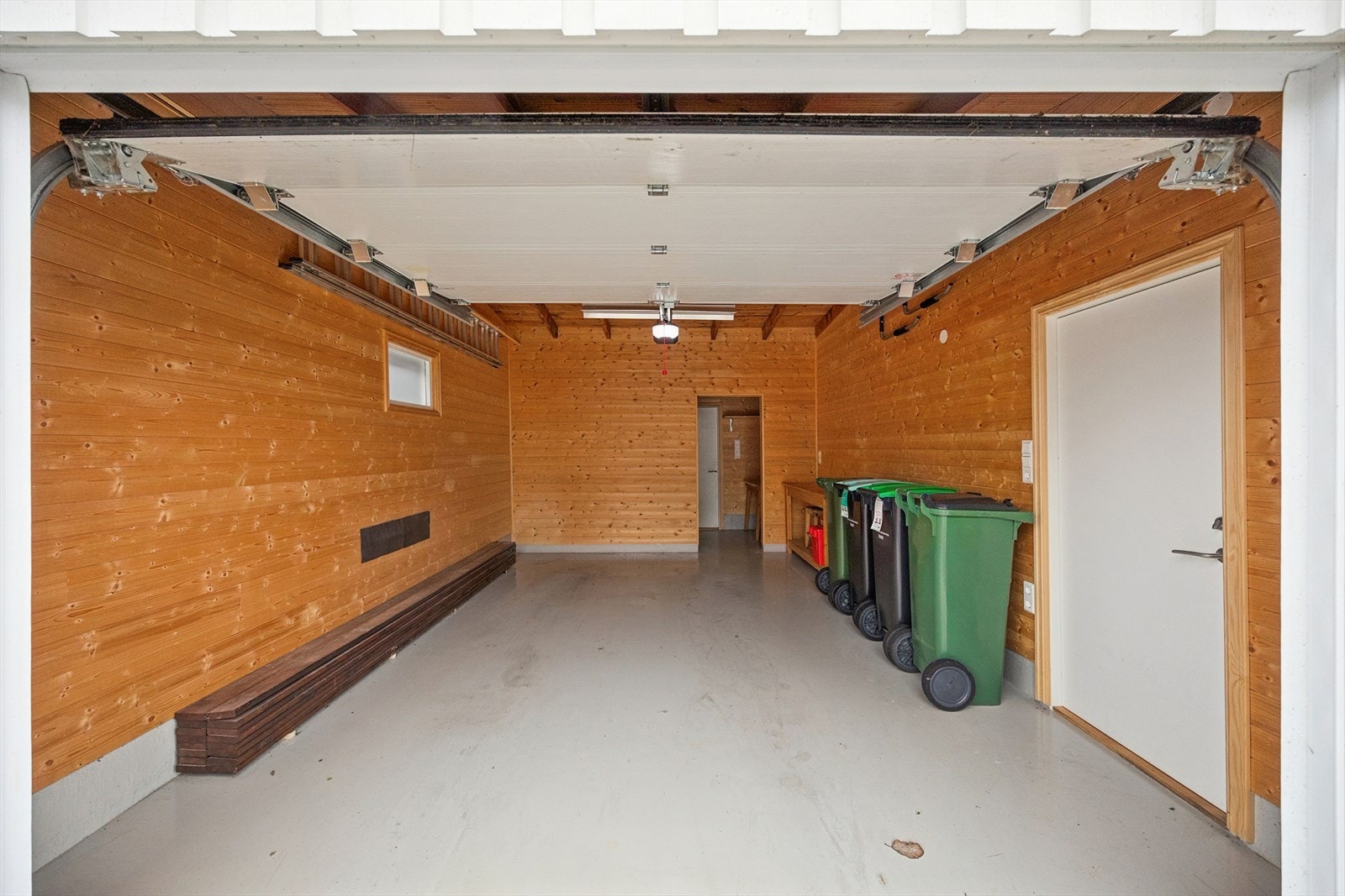 Garasjen har en praktisk bod i bakkant som også har utgang direkte til hagen. Galleribilde