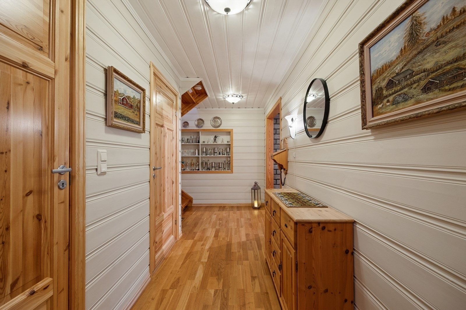 Du ønskes velkommen inn i en innbydende entré. Her har man enkel adkomst til badet og en praktisk bod for oppbevaring. Galleribilde