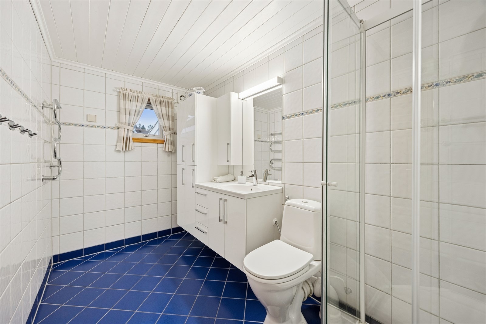 Stort, flislagt baderom med behagelig gulvvarme. Galleribilde