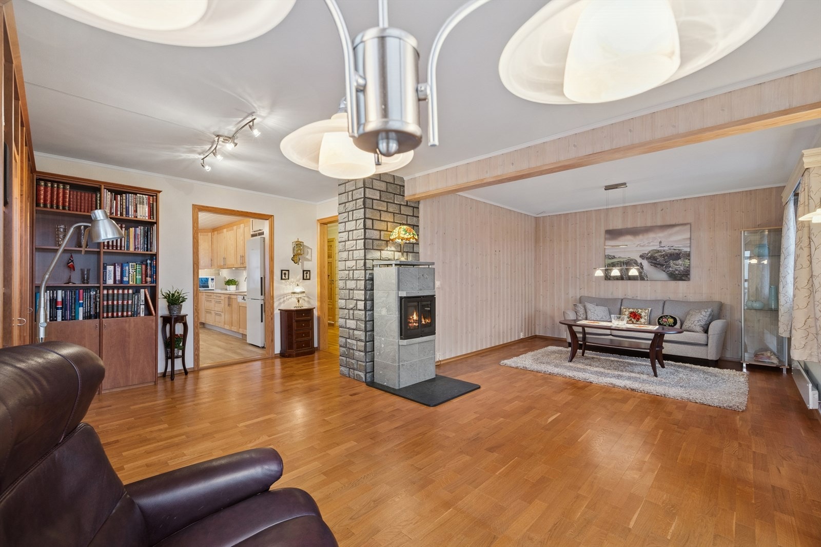 Stor og romslig stue med god plass til å innrede etter eget ønske. Galleribilde