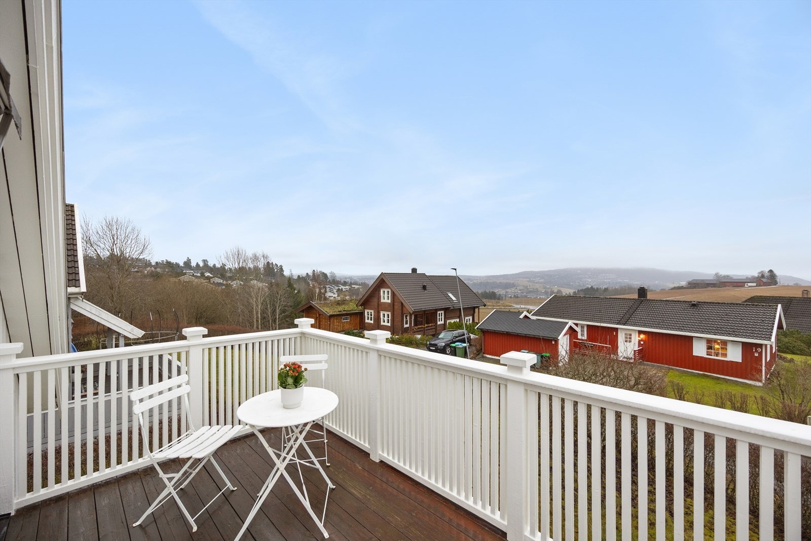 Fra hovedsoverommet er det utgang til en koselig balkong. Her man man nyte morgenkaffen. Galleribilde