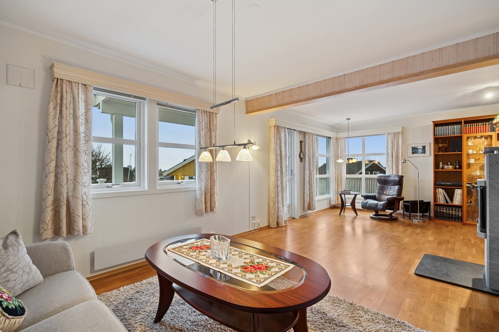 Stor vindusflater slipper inn rikelig med naturlig lys. Galleribilde