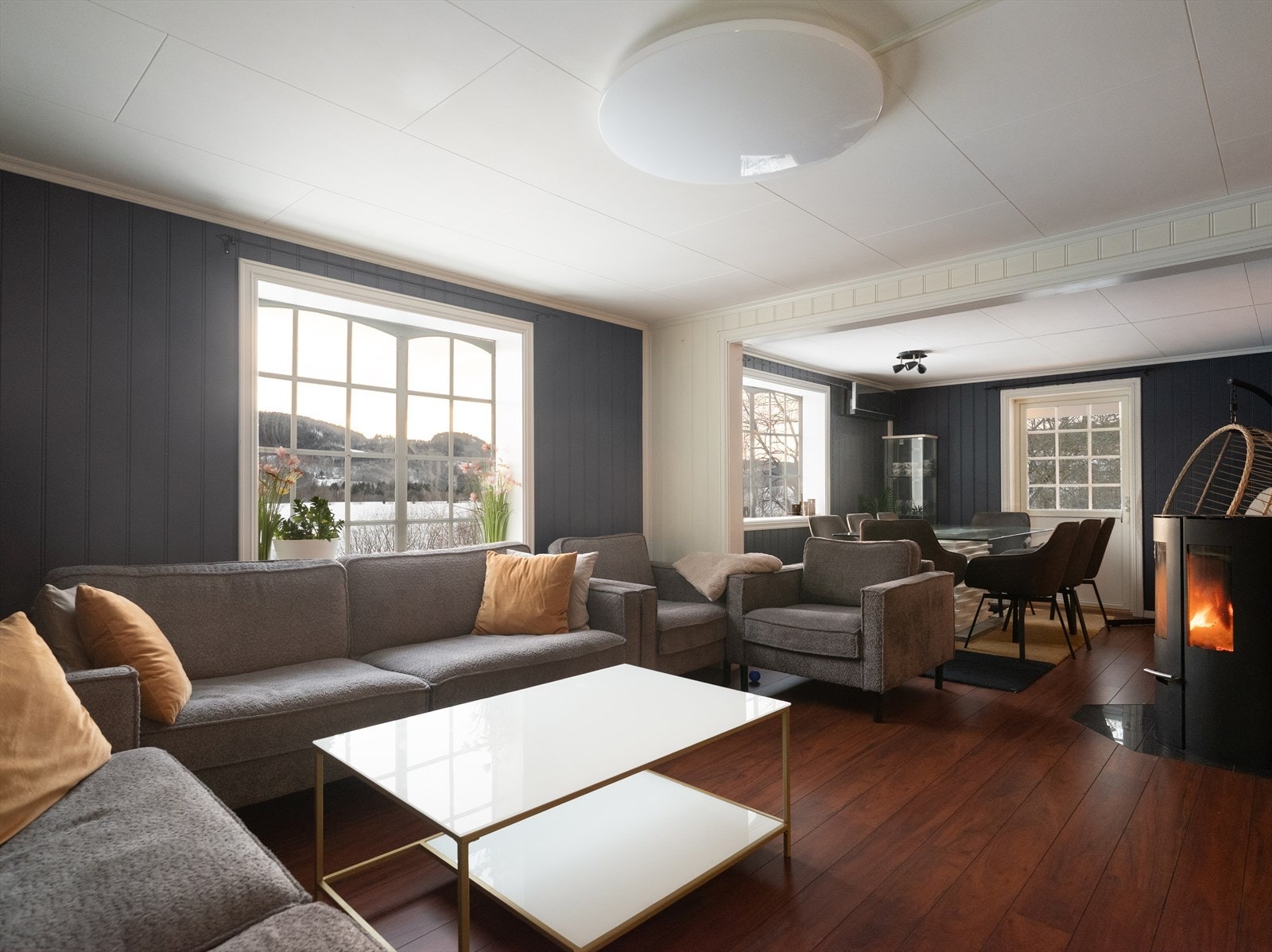 Store vindusflater gir et lyst og trivelig oppholdsrom Galleribilde