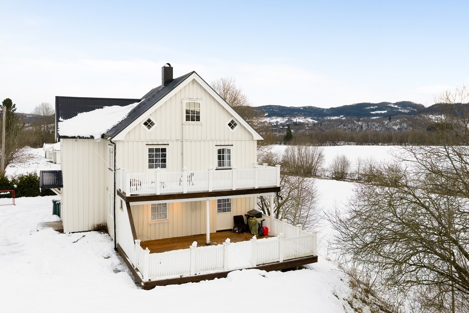 Uteplass perfekt sted for grilling og sosiale sammenkomster Galleribilde