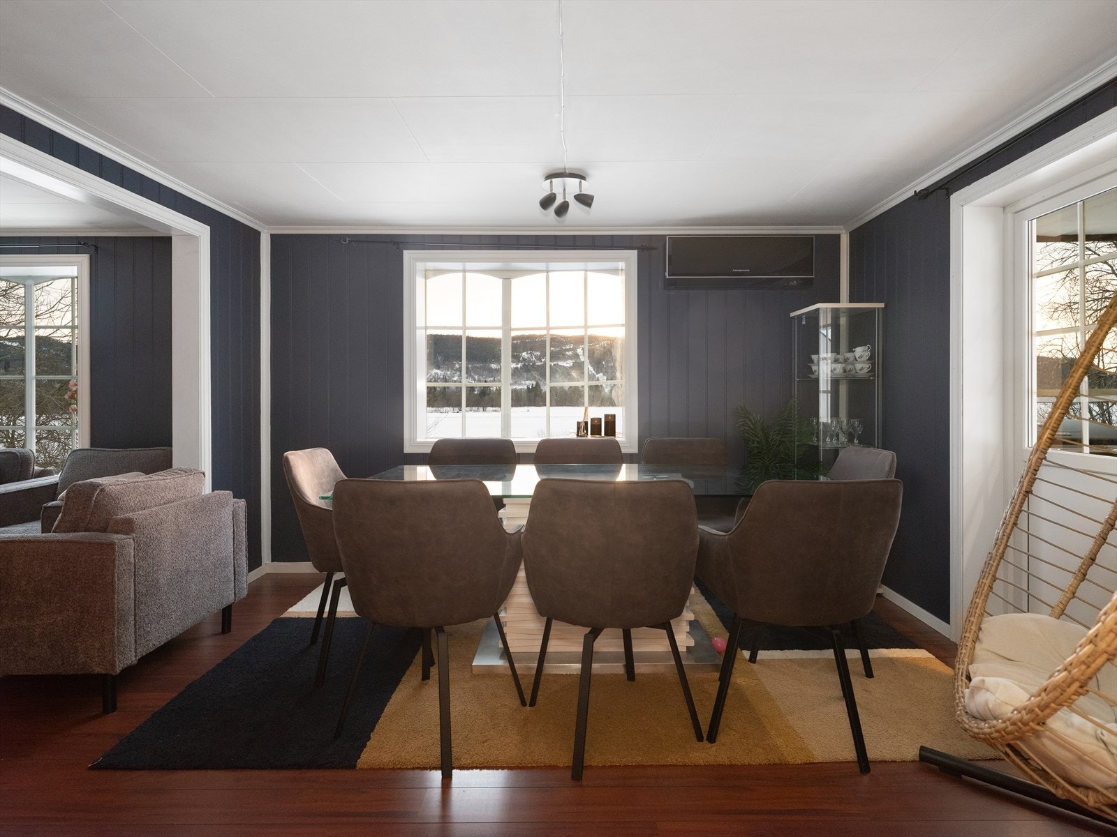 Spisestue, perfekt for hyggelige måltider og sosiale sammenkomster Galleribilde