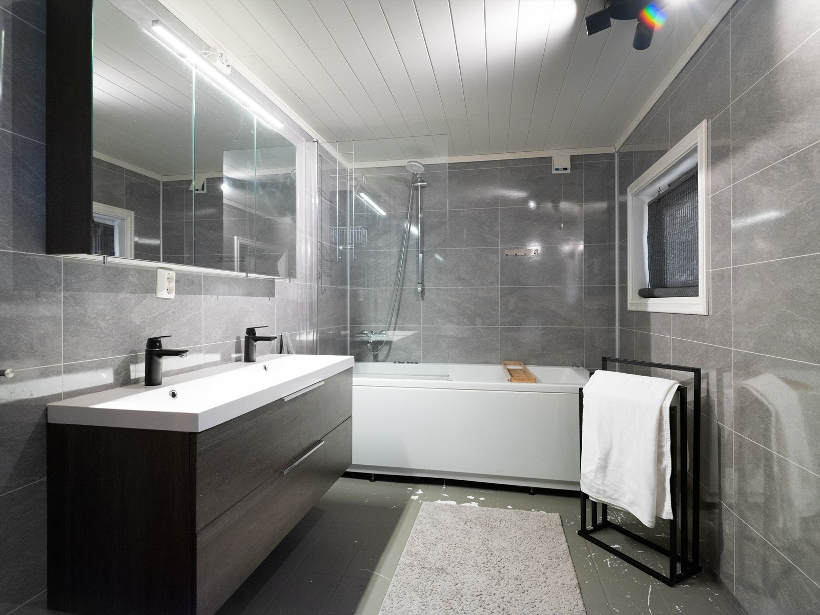 Praktisk baderomsinnredning med dobbel servant Galleribilde