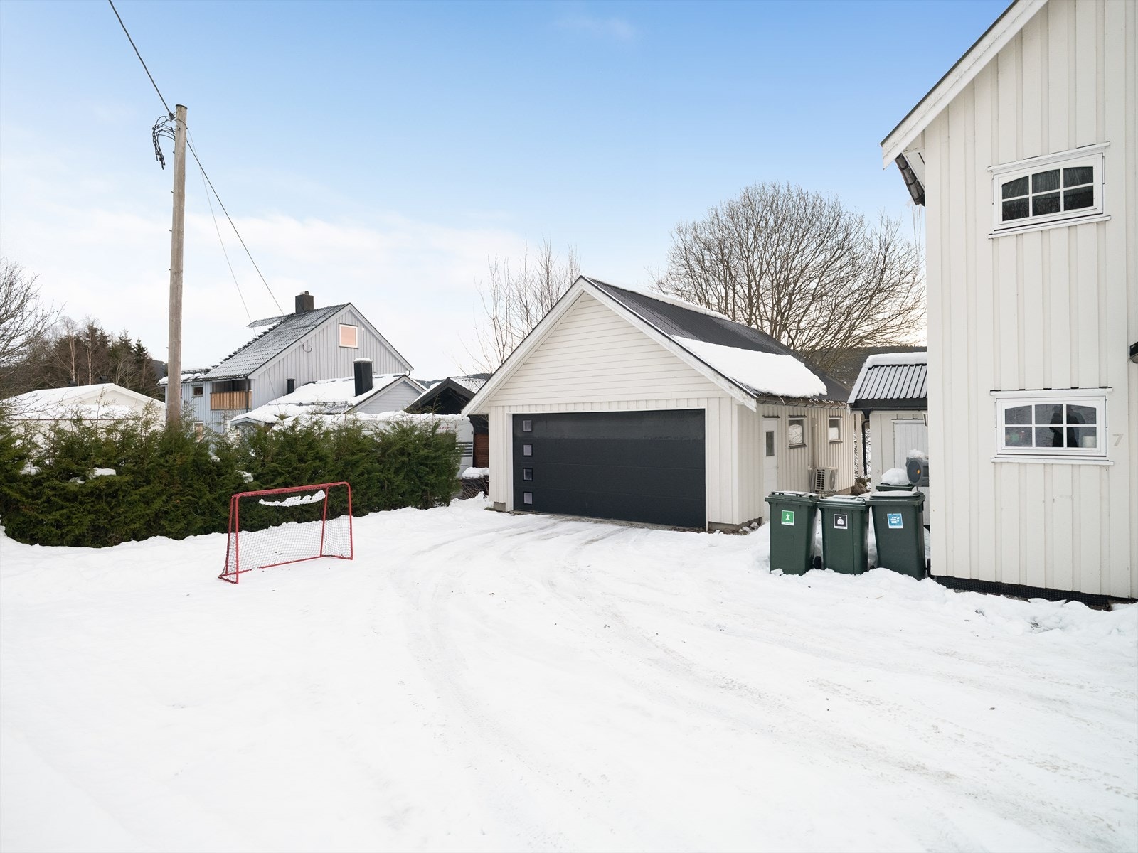 Garasje på 45 kvm med god plass til bil, lagring og hobbyprosjekter Galleribilde