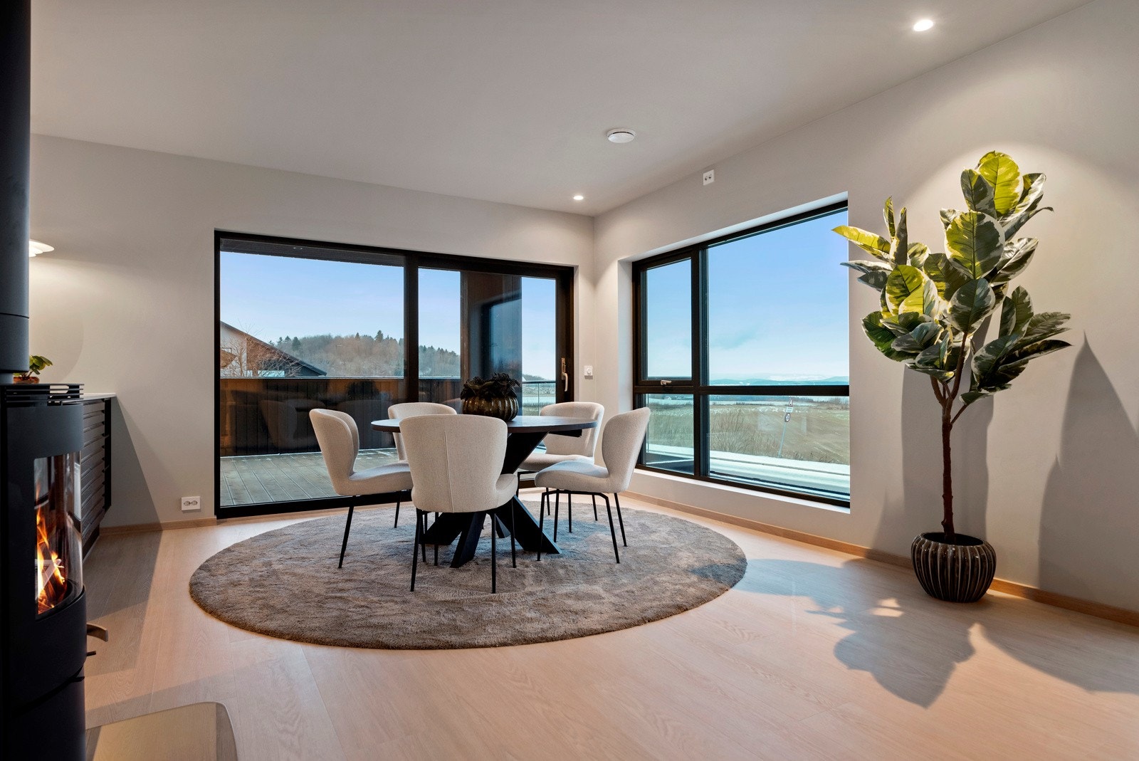 Utstrakt bruk av downlights med dimm i tak. Galleribilde