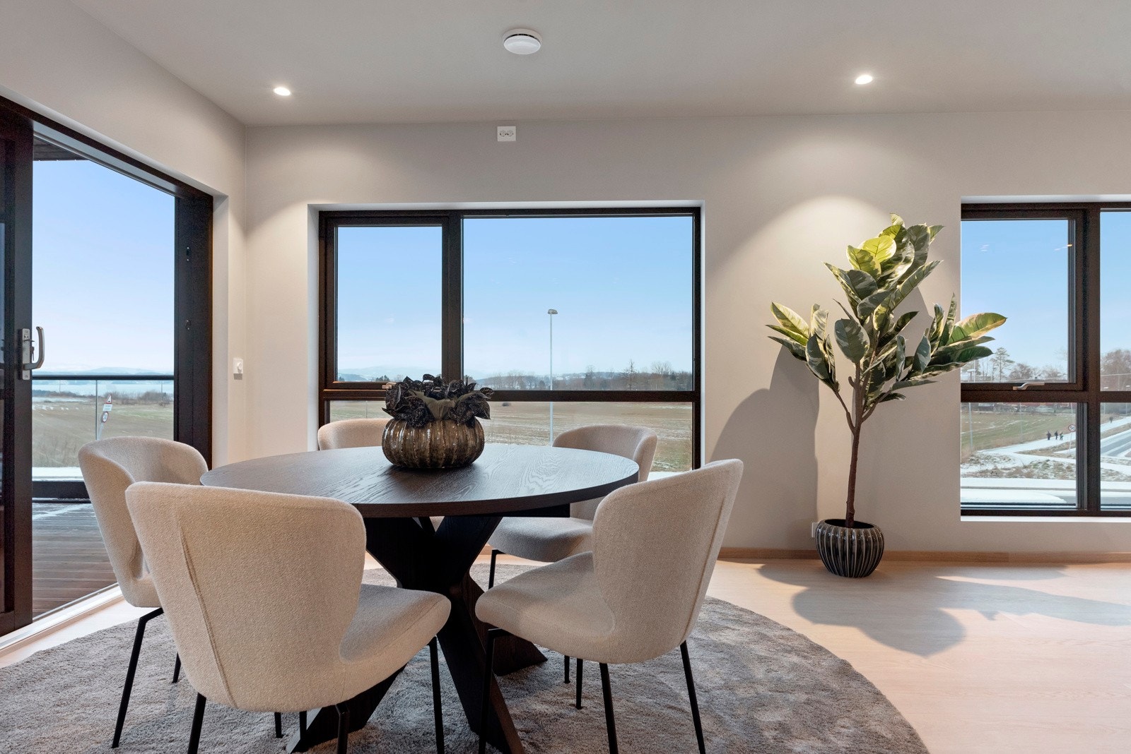 Gode vindusflater som slipper inn masse lys. Galleribilde