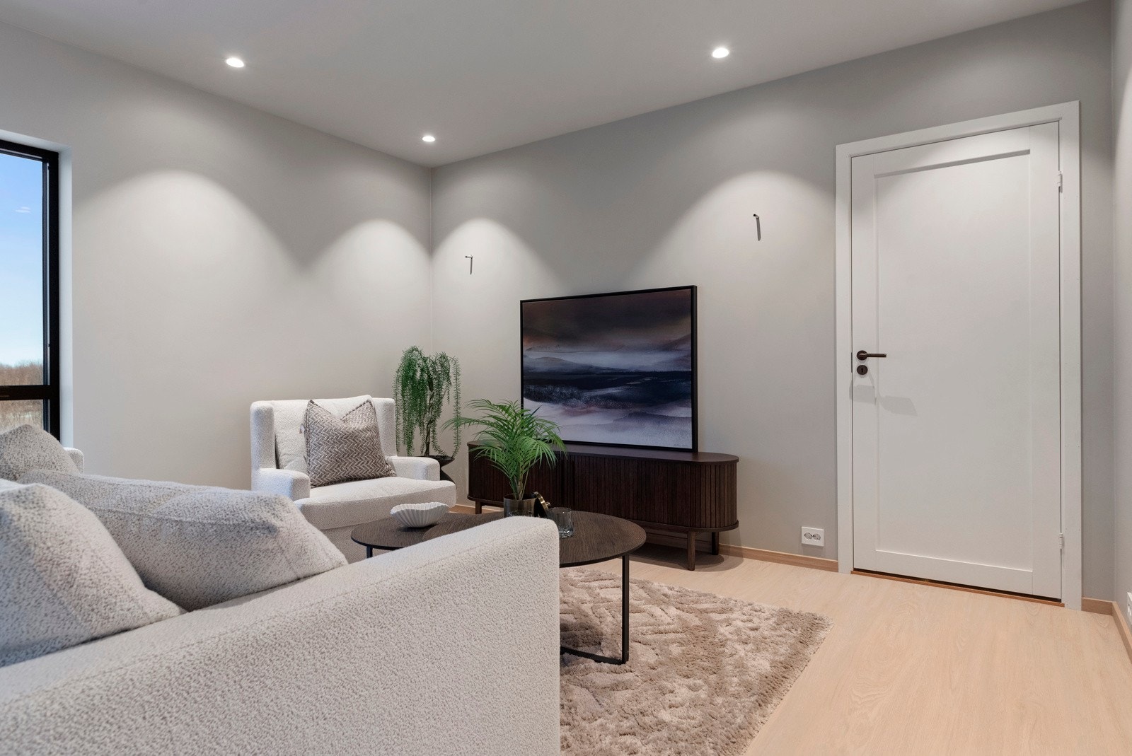 På tv-vegg har man opplegg for høytallere slik at man får skjult ledninger mm. Galleribilde