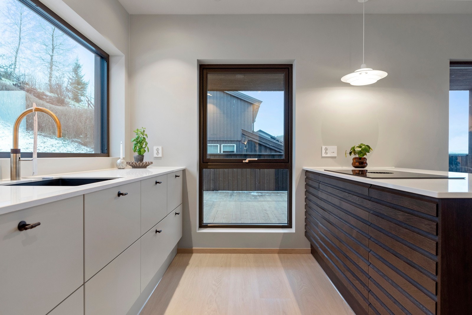 Ekslusivt kjøkken med integrerte hvitevarer som medfølger. Galleribilde