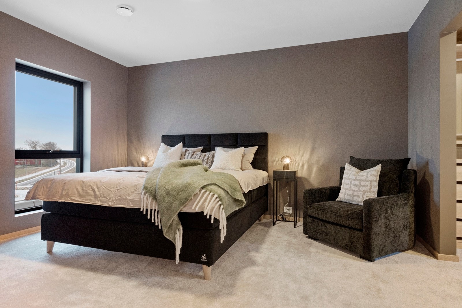 Hovedsoverom med teppegulv og direkte adkomst til walk-in-closet og bad. Galleribilde