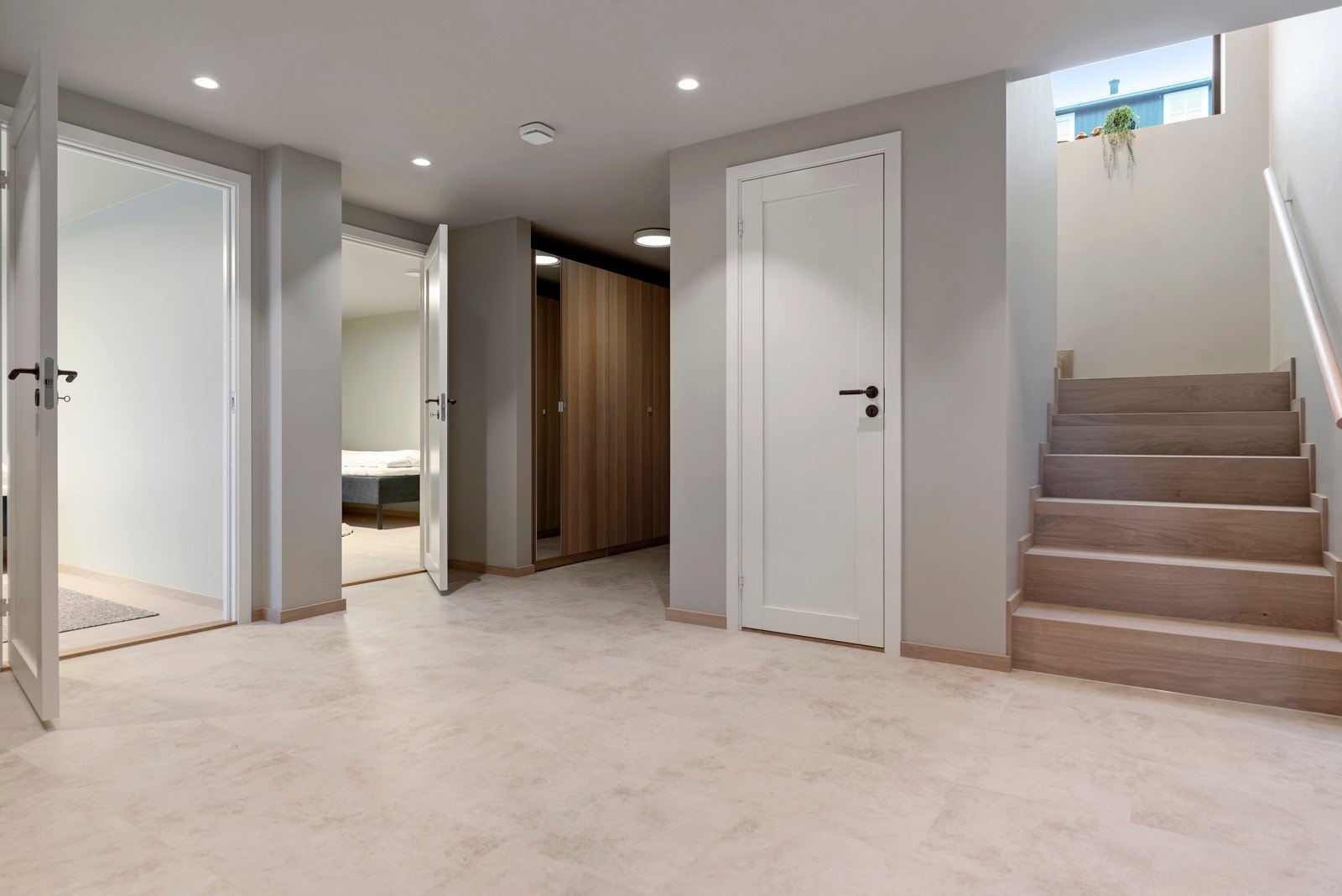 Utstrakt bruk av downlights i tak. Galleribilde