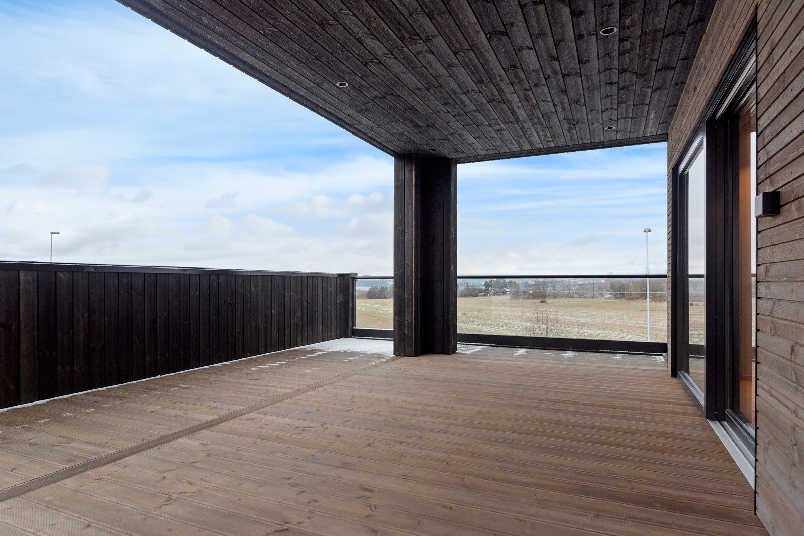 Takoverbygd veranda med svært gode solforhold. Galleribilde