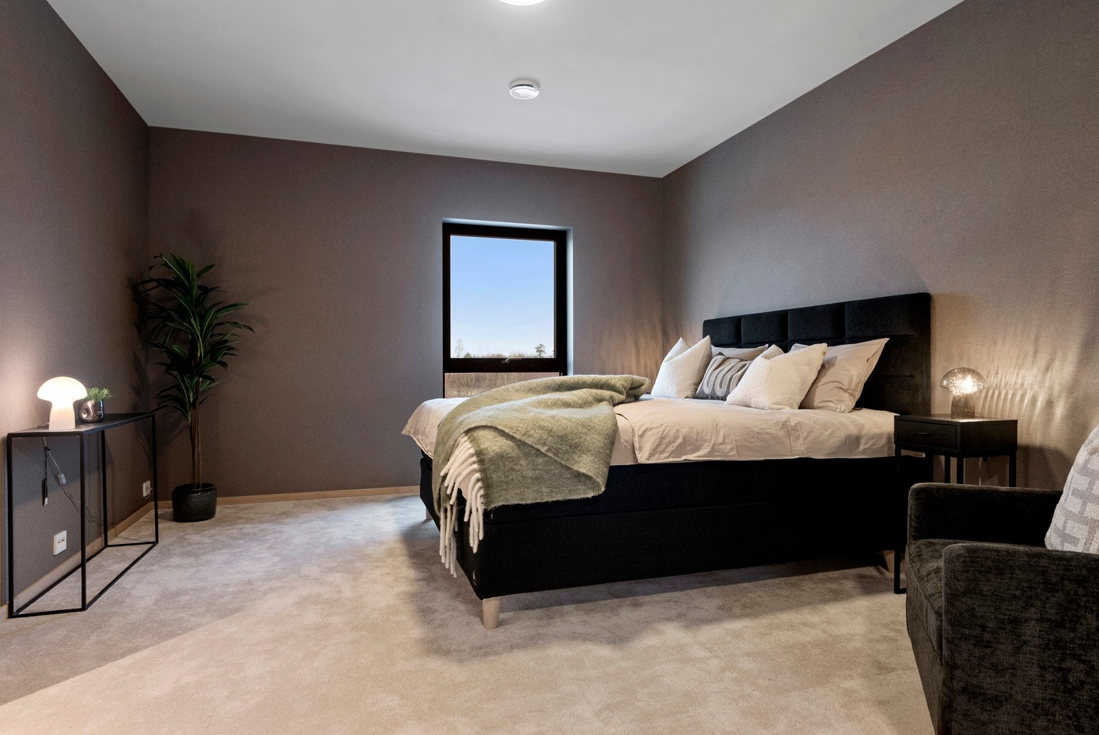 Praktisk plassert soverom med tilgang til eget bad og walk-in-closet. Galleribilde