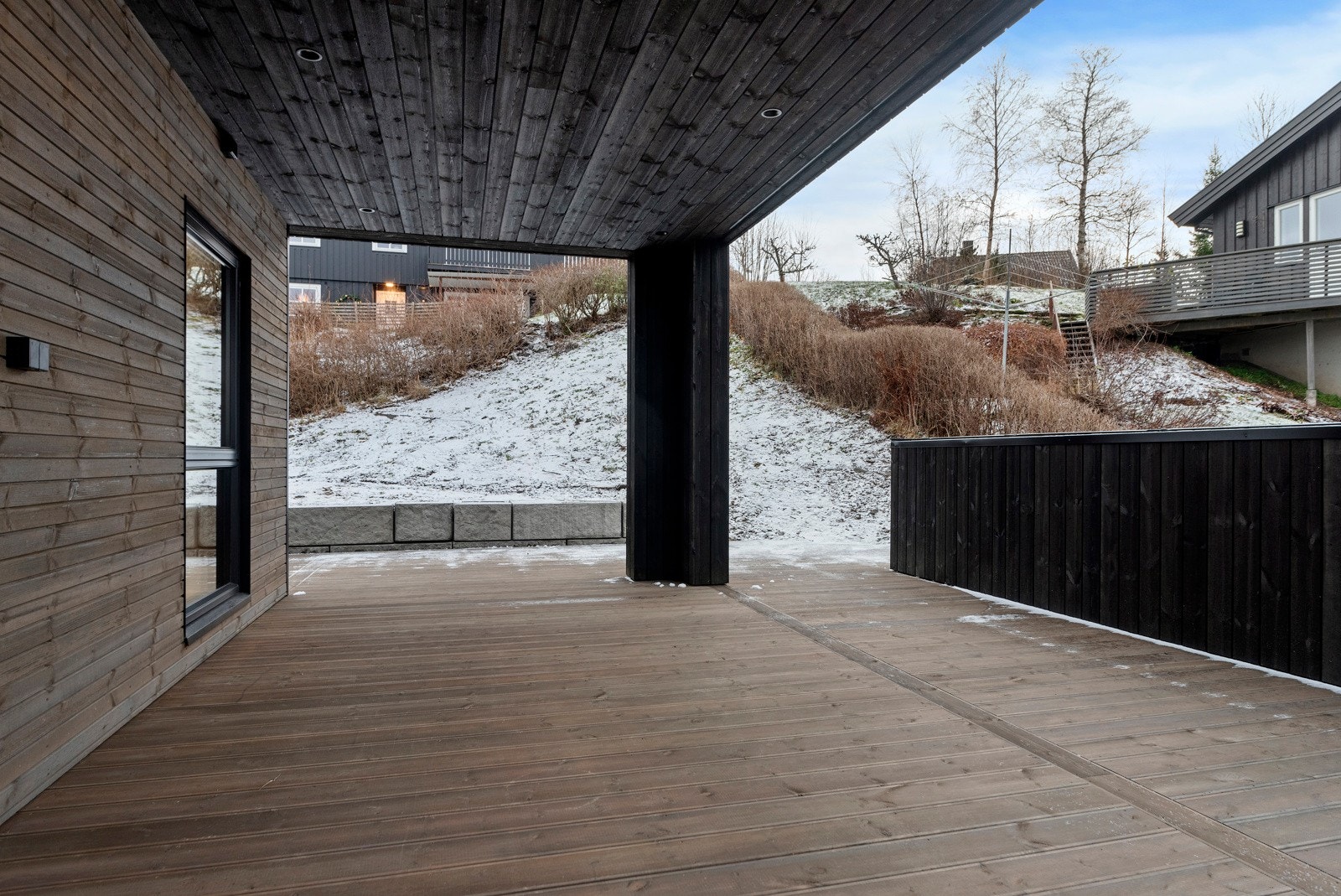 Fra terrassen har man videre tilgang til hage. Galleribilde