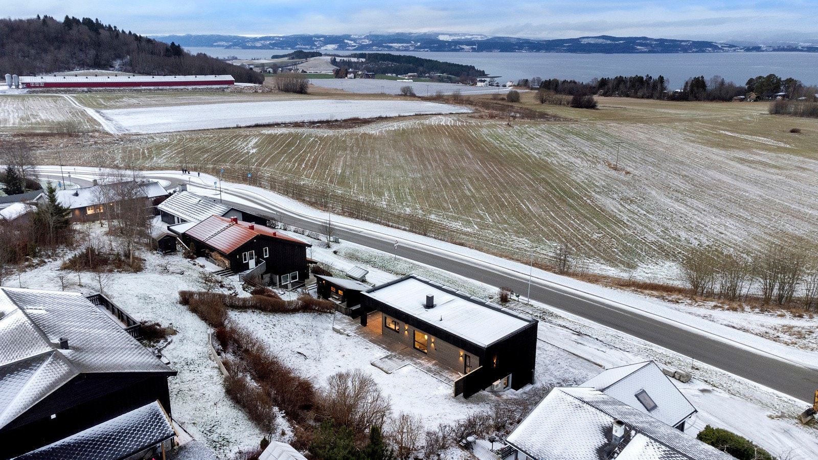 Fra boligen er det kort vei til flere barnahager, barneskole, Nesseguttbanen, dagligvarebutikk og bussholdeplass. Galleribilde