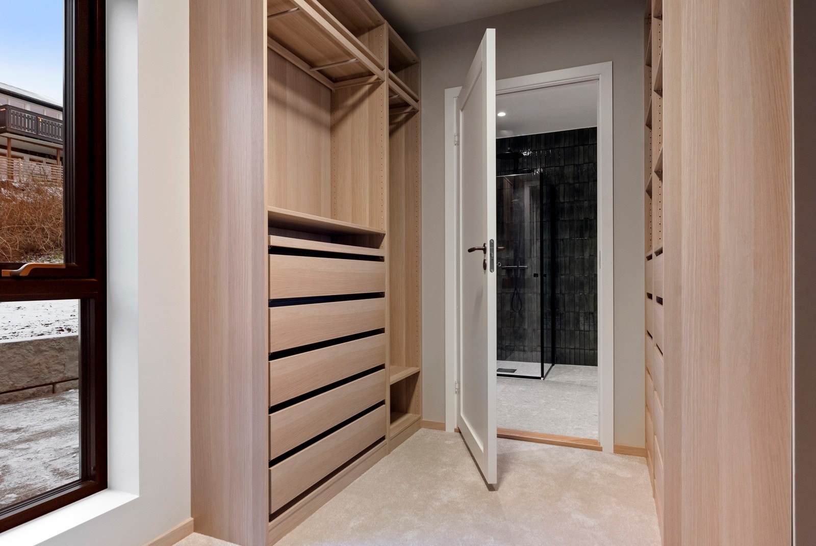 Walk-in-closet og inngang til bad. Galleribilde