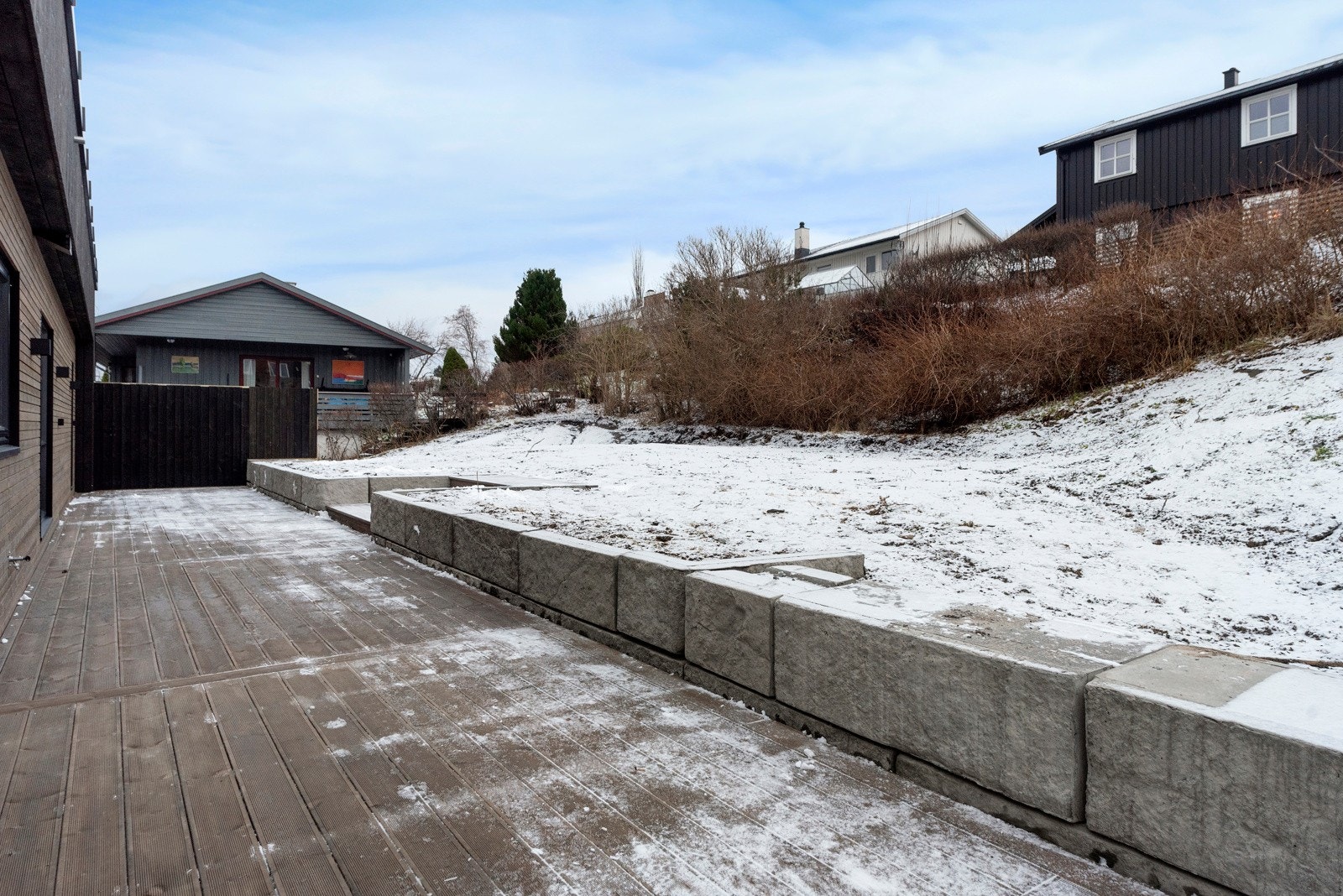Terrasse og hage. Her kan man nyte solen fra tidlig formiddag. Galleribilde