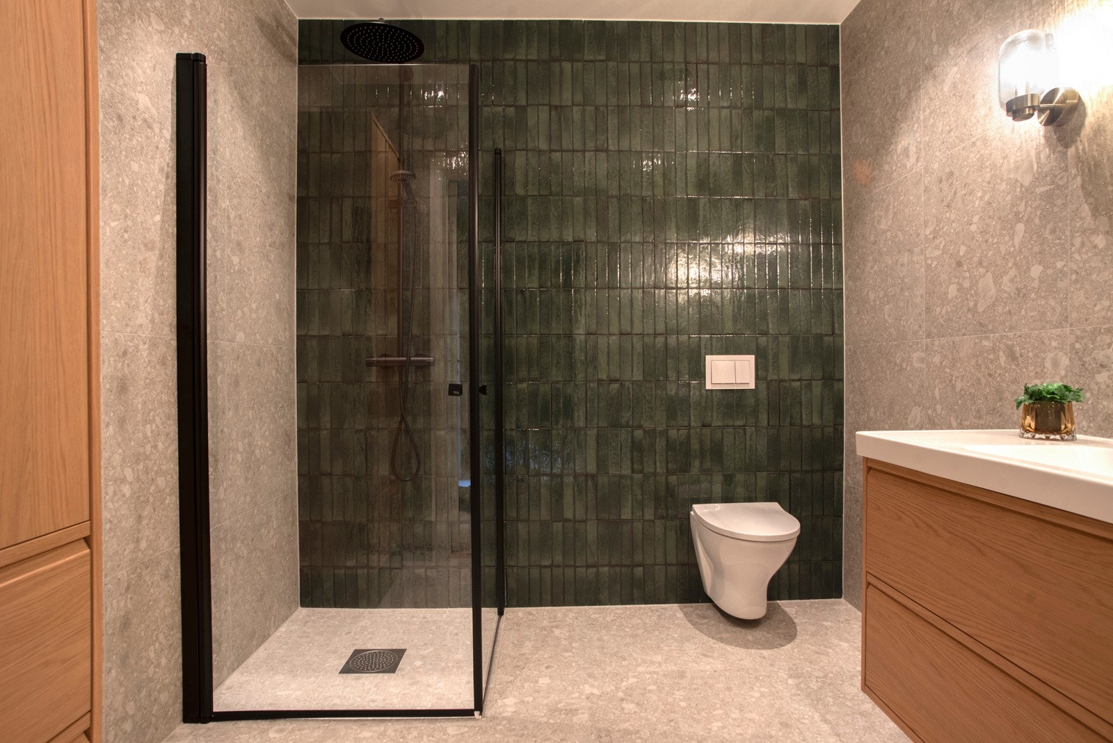 Badet er i likhet med resten av boligen totalrenovert og holder en høy standard. Galleribilde