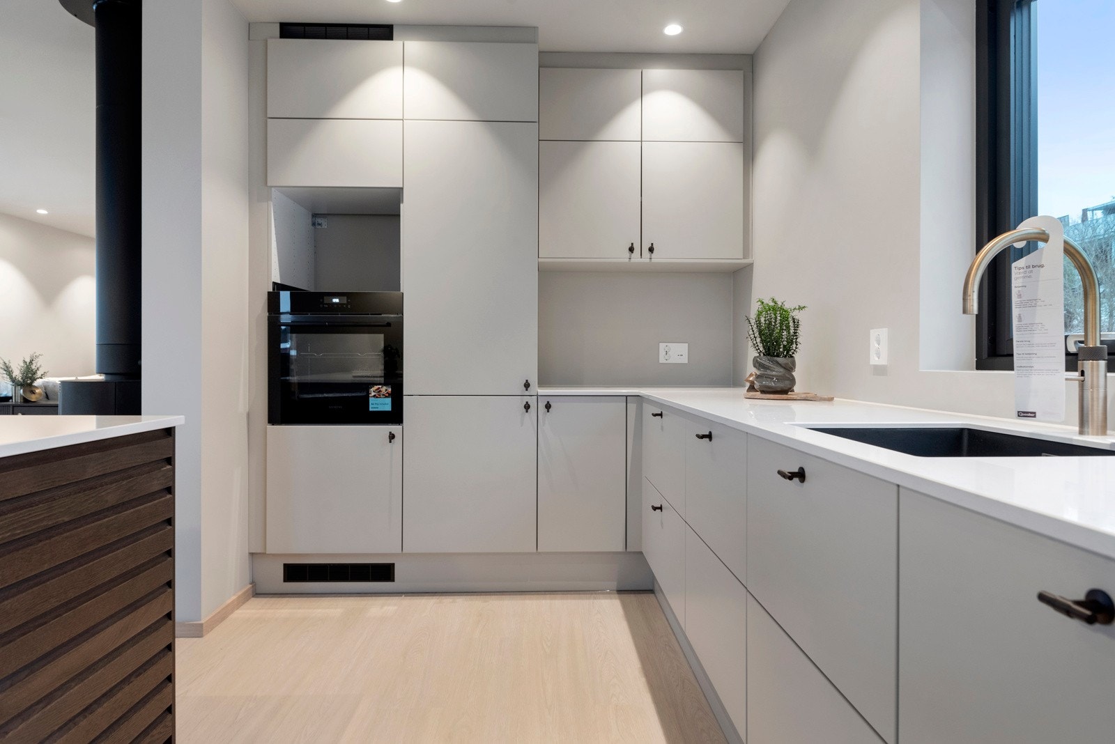 Det vil bli montert en mikrobølgeovn i hullrom før overtagelse. Alternativt kan man oppgradere til kaffemaskin om man heller ønsker det. Galleribilde