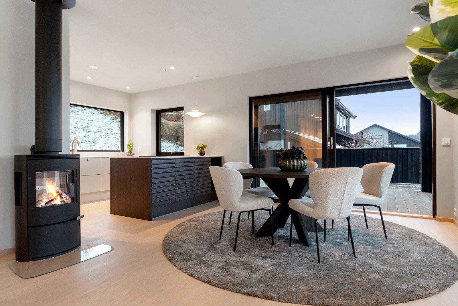 Fra spisestue har man utgang til takoverbygd terrasse og videre til terrasse og hage. Galleribilde