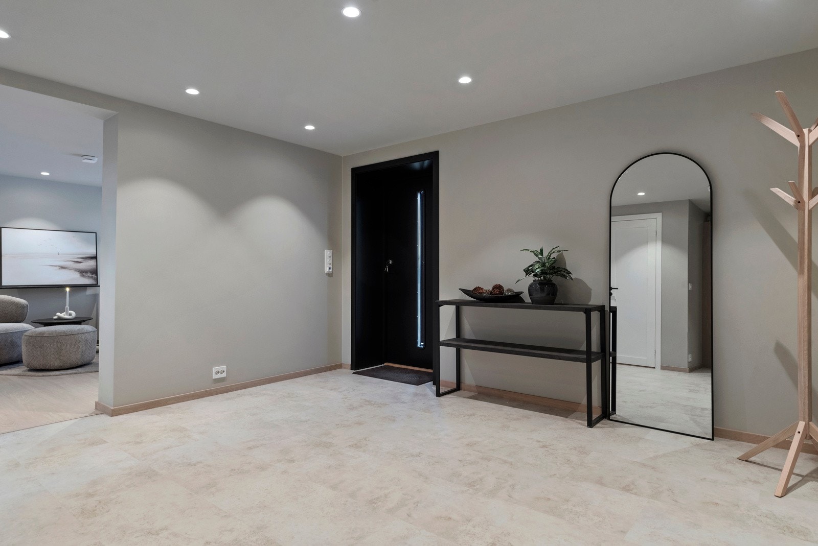 Romslig hall. Galleribilde