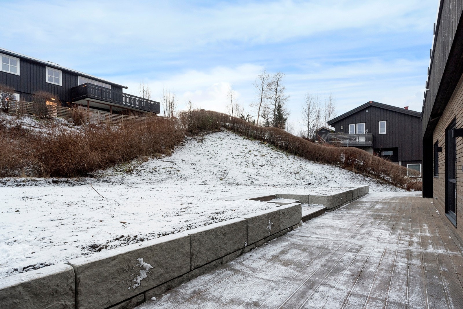 Skjermet og solrik hage og veranda. Galleribilde