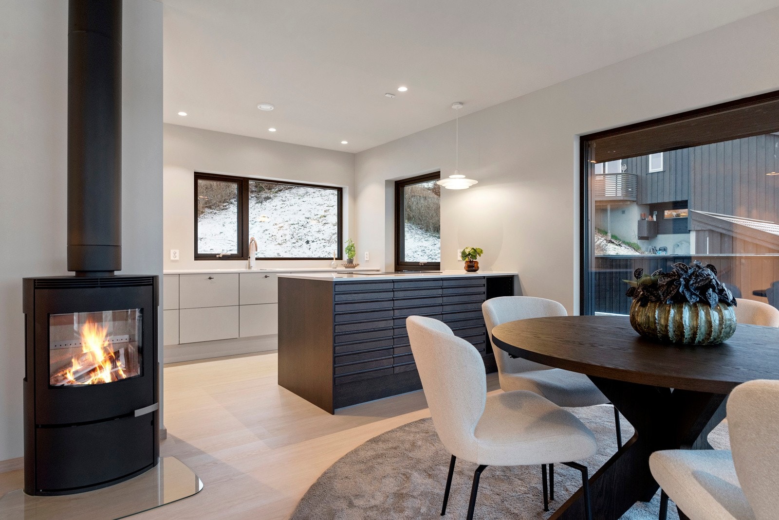 Åpen løsning mellom stue og kjøkken Galleribilde